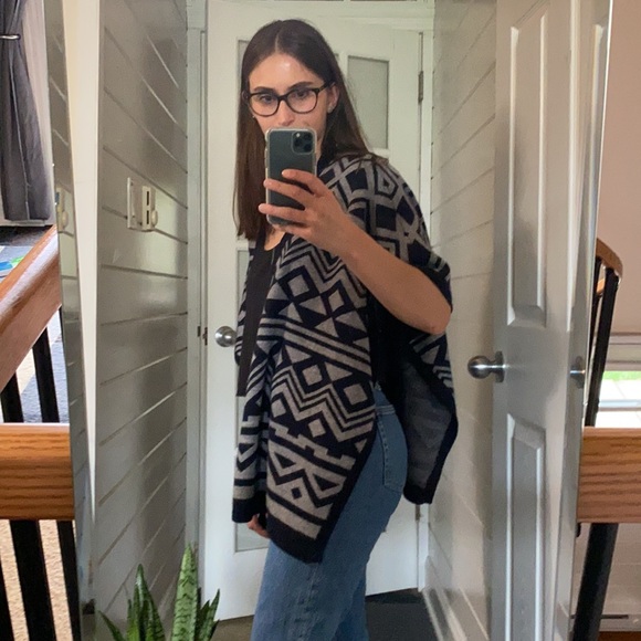 Patterned grey and navy blue poncho sweater - Picture 3 of 10